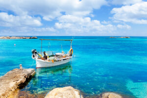 ibizaecotours.com Vista de un llaut en una cala de Ibiza