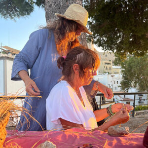 ibizaecotours.com Actividades Sostenibles. Visita a Dalt Vila y taller de esparto