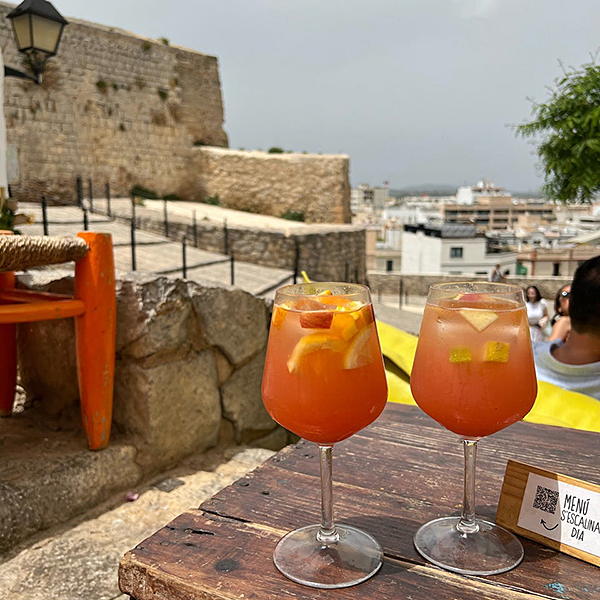 ibizaecotours.com Actividades Sostenibles. Visita a Dalt Vila con copa de sangria